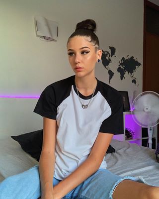 Samantha Frison la sexy influencer n. 359 in italia